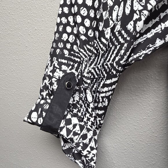 Notations Blouse Womens XL Black White Abstract Print Roll Tab Sleeve Top V Neck - Picture 4 of 10